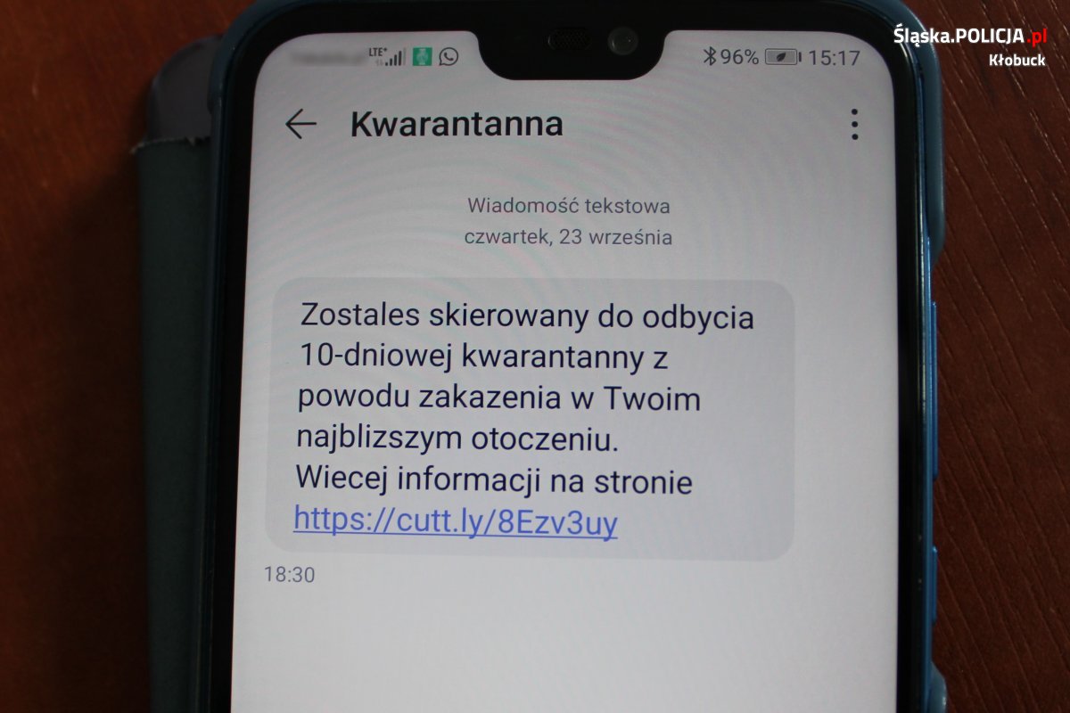 ekran telefonu komórkowego wyświetla wiadomość tekstową