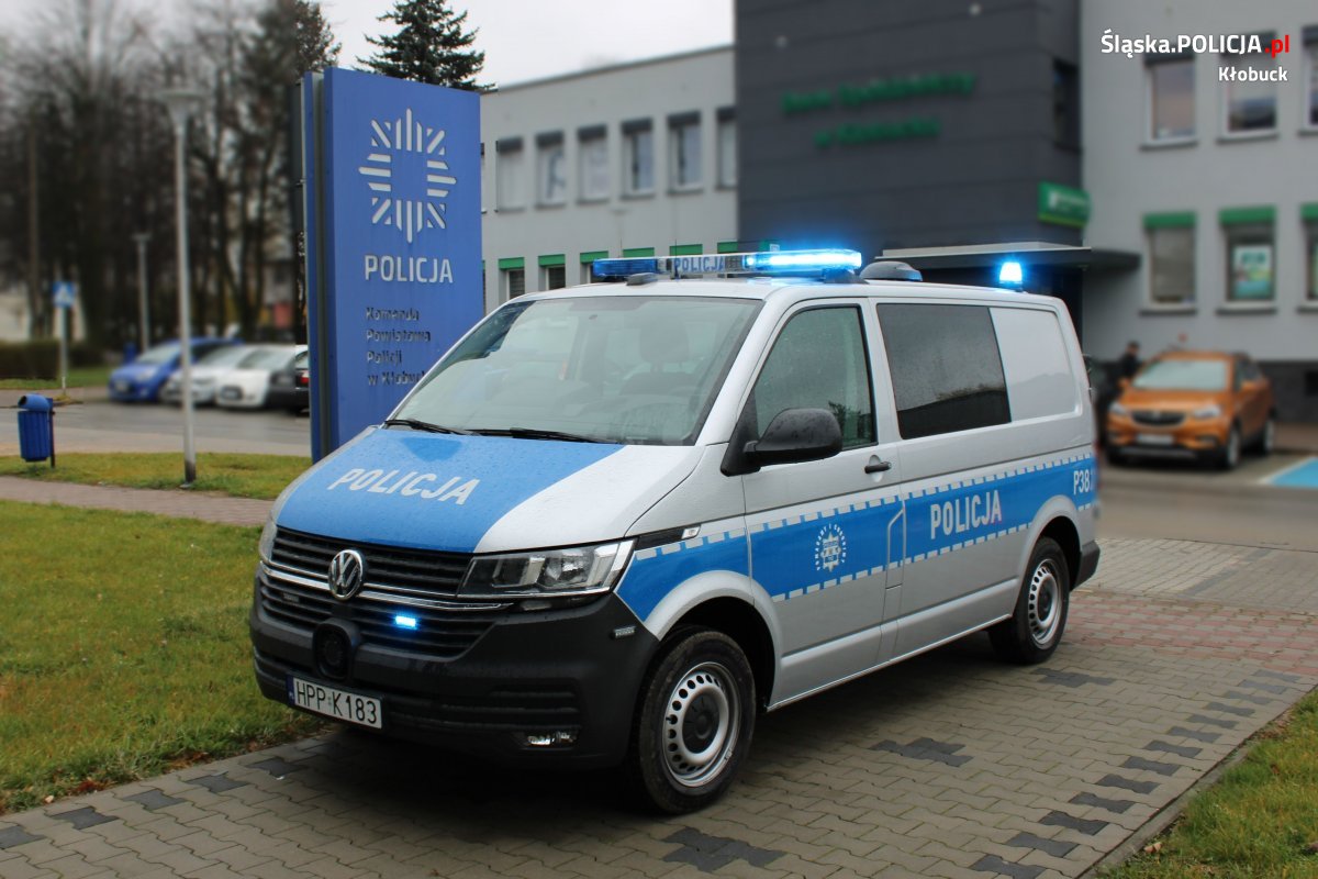 nowy oznakowany radiowóz stoi przed budynkiem Komendy Policji w Kłobucku