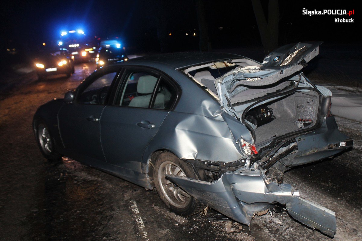 rozbite bmw stoi na drodze