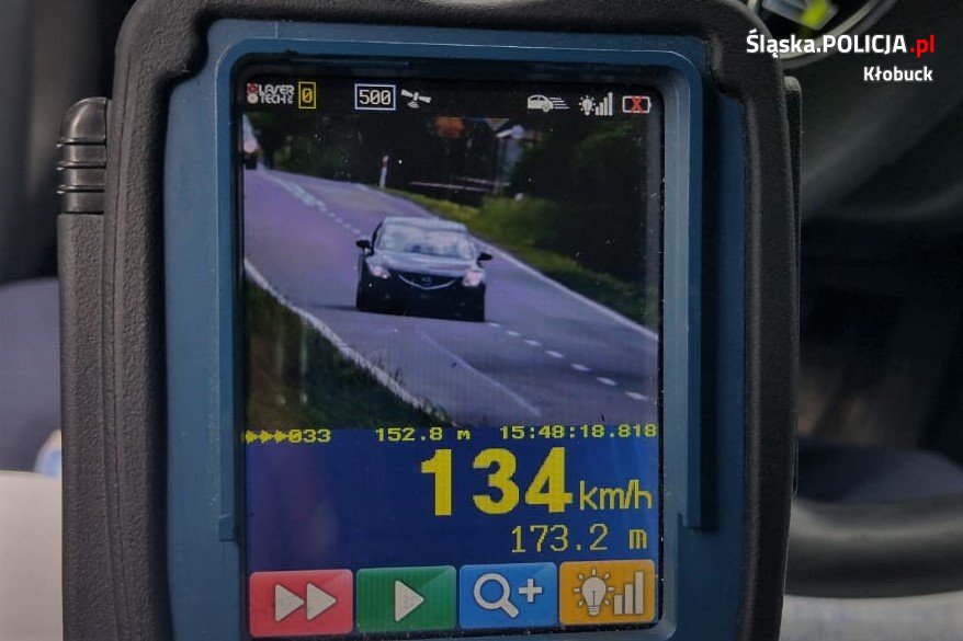 ekran policyjnego miernika prędkości na którym widać samochód koloru ciemnego i liczbę 134