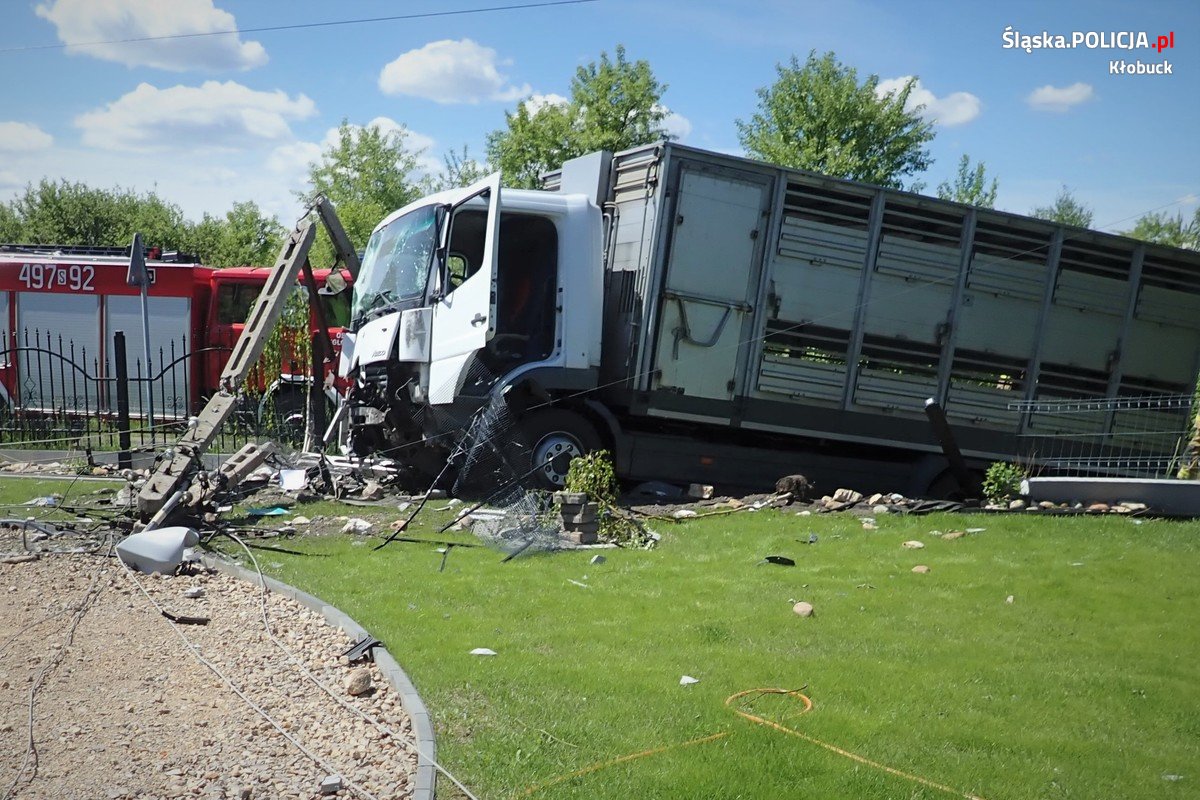 samochód ciężarowy, który zniszczył ogrodzenie i uderzył w słup