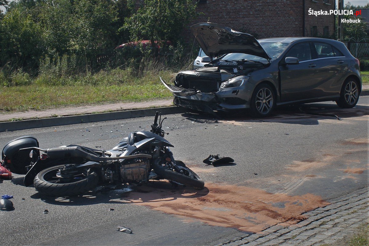 motocykl i samochód biorące udział w wypadku