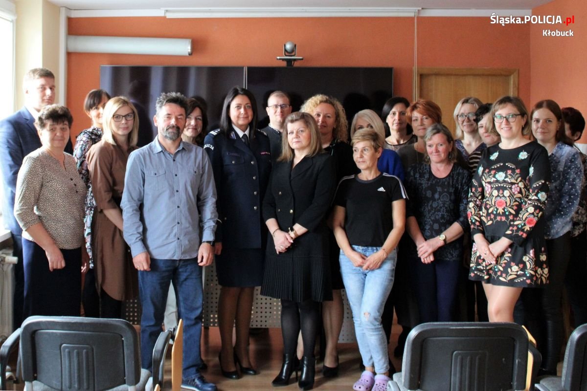 Na zdjęciu widzimy pracowników cywilnych oraz komandanta kłobuckiej policji pozujących do zdjęcia grupowego.