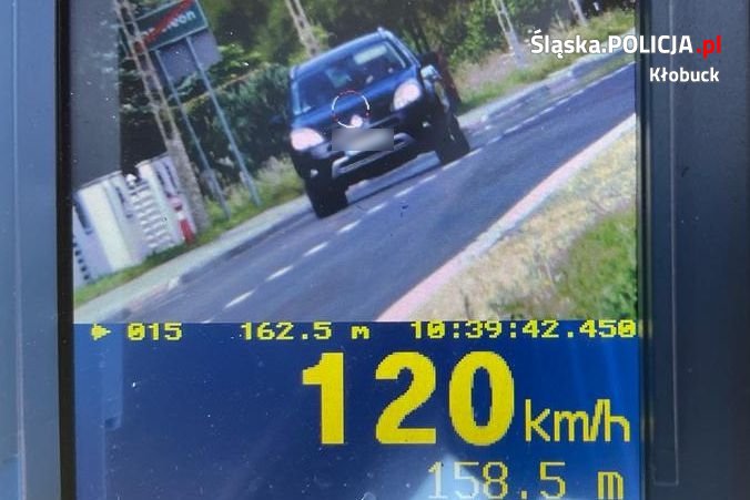 Zdjęcie z trucam-urządzenia służącego do pomiaru prędkości, na którym widać pojazd oraz prędkość 120 km/h.