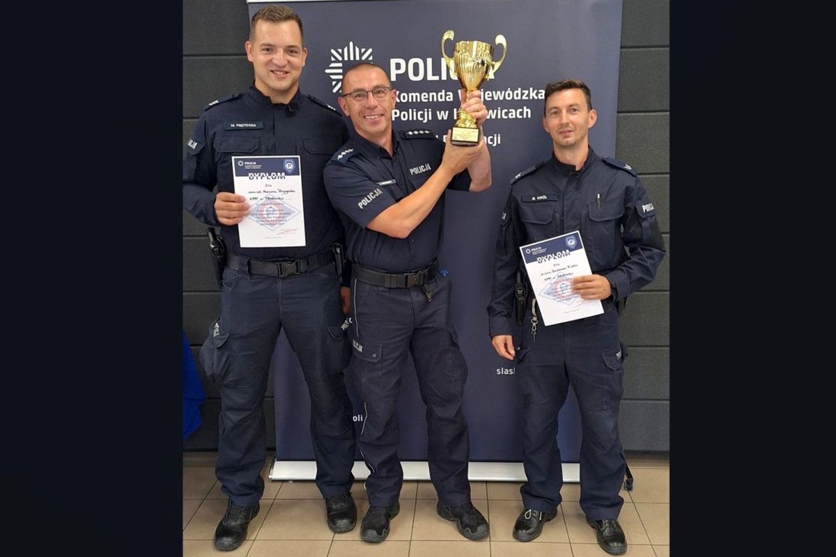 Zdjęcie przedstawia policjantów z pucharem.
