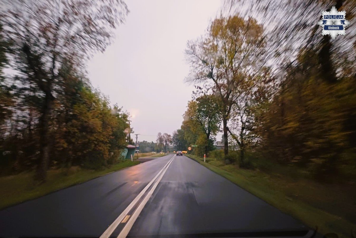 droga jesienią, pada deszcz, widać światła samochodów