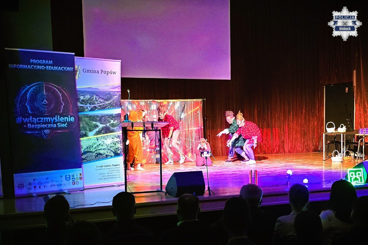 Postacie ze spektaklu „Leśne Dzieci, Trolle i Sznupek w Cyberkrainie” na scenie GOK we Wręczycy Wielkiej.