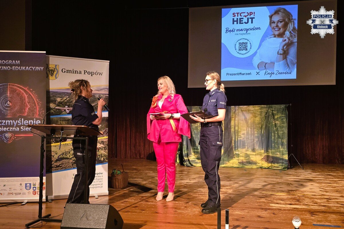 Kinga Zawodnik z dwiema policjantkami na scenie