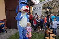 Sznupek pozuje z dziećmi do zdjęć.