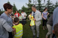 Dzieci otrzymują elementy odblaskowe.