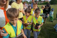 Dzieci otrzymują elementy odblaskowe.