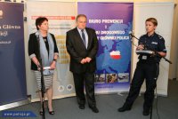 Młodszy inspektor Anna Kuźnia - Zastępca Dyrektora Biura Prewencji i Ruchu Drogowego Komendy Głównej Policji, Danuta Gut - Dyrektor Biura Związku Pracodawców Przemysłu Piwowarskiego Browary Polskie oraz Andrzej Faliński - Dyrektor Generalny Polskiej Organizacji Handlu i Dystrybucji podczas konferencji.