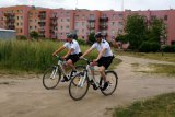 Policyjny patrol na rowerach jedzie ulicami Kłobucka.