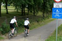 Policyjny patrol na rowerach wjeżdża do parku.