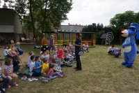 Policjantka wygłasza pogadankę.