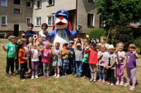 Zdjęcie grupowe z policjantką i Sznupkiem.