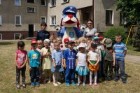Zdjęcie grupowe z policjantką i Sznupkiem.