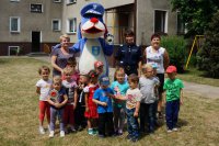 Zdjęcie grupowe z policjantką i Sznupkiem.