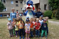 Zdjęcie grupowe z policjantką i Sznupkiem.