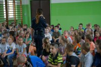 Policjantka wygłasza pogadankę.