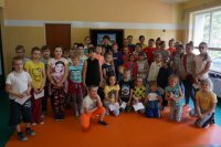 Zdjęcie grupowe dzieci i policjantki.