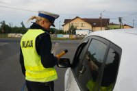 Policjantka sprawdza stan trzeźwości kierującego.