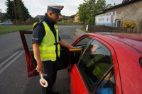 Policjant sprawdza stan trzeźwości kierującego.