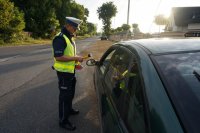 Policjant sprawdza stan trzeźwości kierującego.