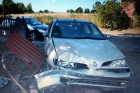 Zdjęcie renault, które uszkodziło płot.