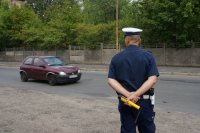 Policjant obserwuje ruch drogowy.