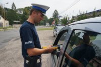 Policjant sprawdza trzeźwość kierującego samochodem.