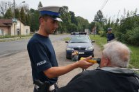 Policjant sprawdza trzeźwość motocyklisty.