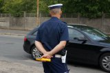 Policjant obserwuje ruch na drodze.
