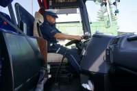 Policjant sprawdza autokar.