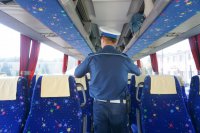 Policjant sprawdza autokar.