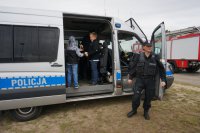 Policjanci prezentują dzieciom radiowóz.