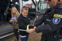 Policjanci rozdają odblaski.