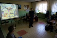 Policjant wygłasza pogadankę.