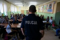 Policjant wygłasza pogadankę.