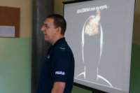 Policjant wygłasza pogadankę.