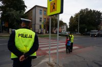 Wspólna akcja policjantów i młodzieżowej służby ruchu drogowego.
