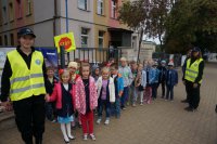 Wspólna akcja policjantów i młodzieżowej służby ruchu drogowego.