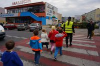 Wspólna akcja policjantów i młodzieżowej służby ruchu drogowego.