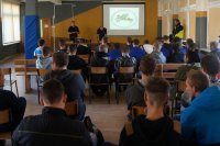 Prelekcja policjantów na temat &quot;Z młodym kierowcą w drodze po doświadczenie&quot;.