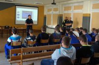 Prelekcja policjantów na temat &quot;Z młodym kierowcą w drodze po doświadczenie&quot;.
