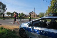 Policjanci zabezpieczają bieg.