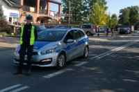 Policjanci zabezpieczają bieg.