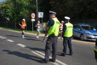 Policjanci zabezpieczają bieg.