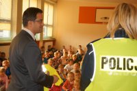 Akcja wręczania odblaskowych kamizelek w Lgocie.