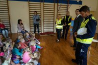 Akcja wręczania odblaskowych kamizelek w Lgocie.